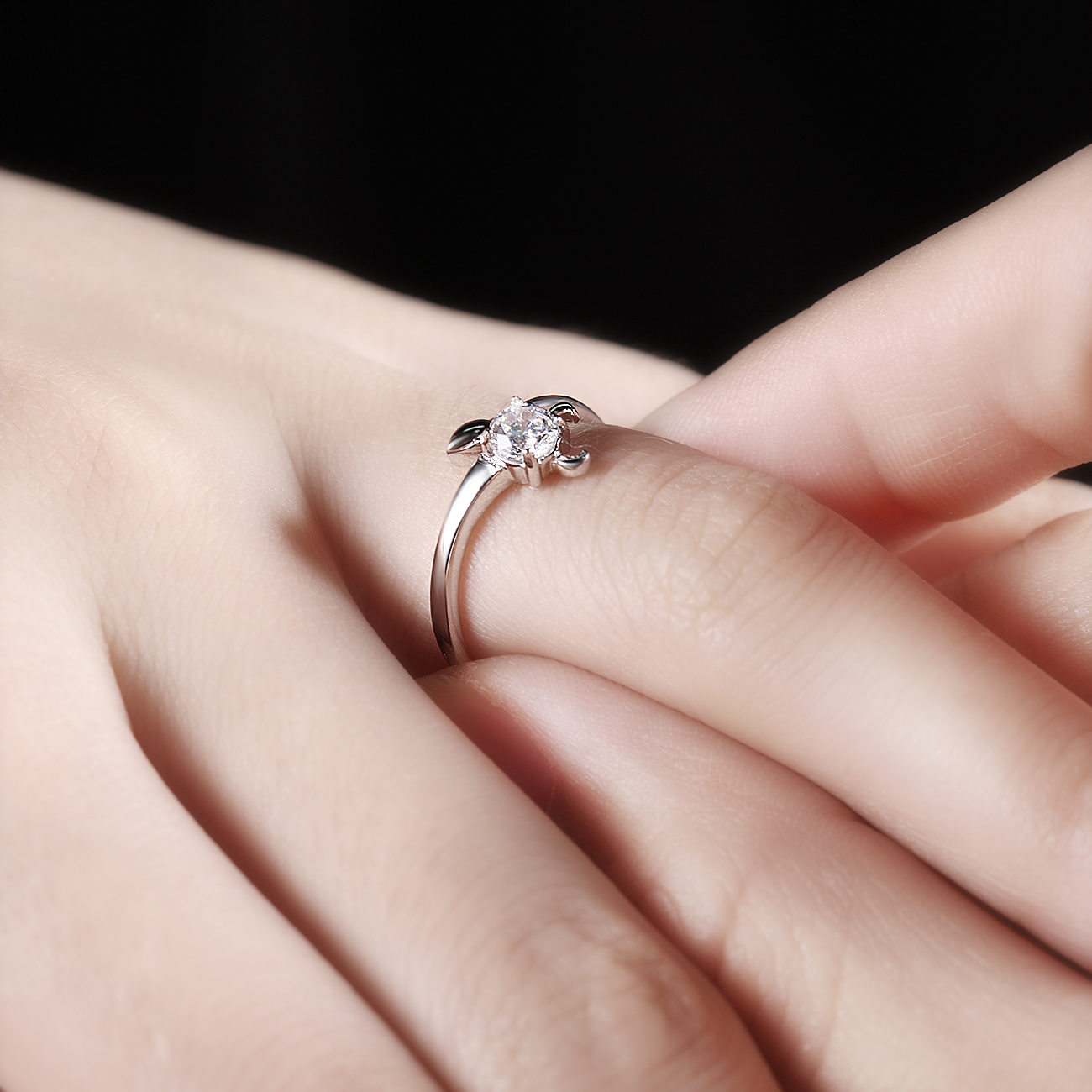 戒指戴在每个手指的含义是什么？十个手指戴戒指分别是什么意思 – 我爱钻石网官网